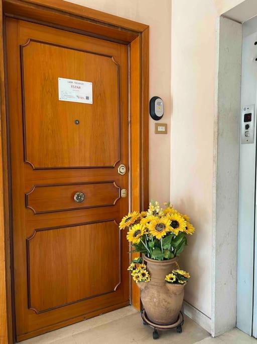 3 Fermate Dal Colosseo - Casa Vacanze Elena - 50 M Da Metro Garbatella Rom Exterior foto